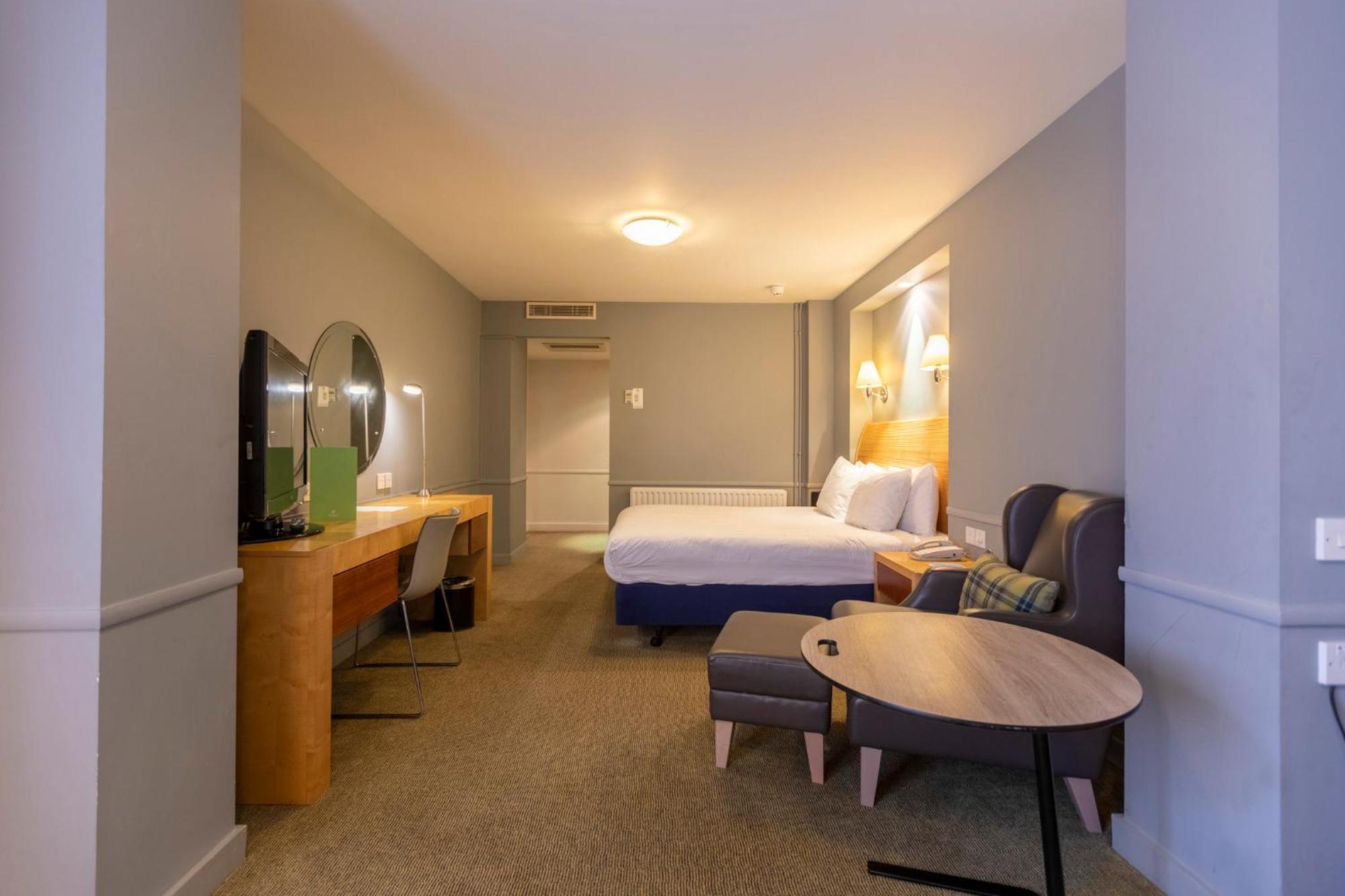 Holiday Inn Guildford, An Ihg Hotel Экстерьер фото